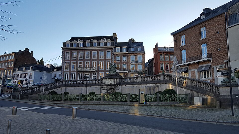 La Cascade monumentale et les façades du centre de Spa